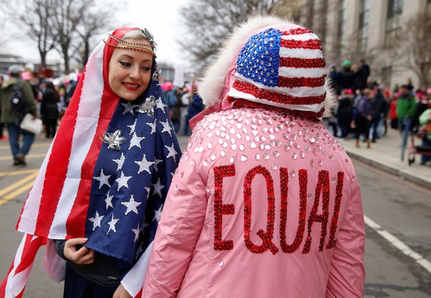 Gizelle Begler e Mira Veikley posam para foto na Marcha das Mulheres em Washington: assunto mais comentado nas redes (Foto: Shannon Stapleton/Reuters)