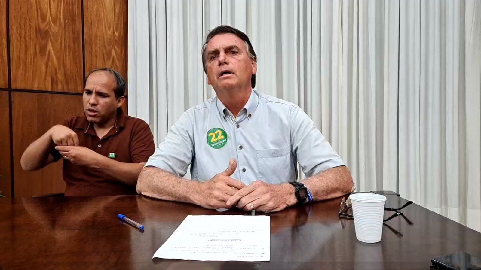 Presidente Jair Bolsonaro faz uma live na madrugada para explicar o "Pintou um clima..."  — Foto: Reprodução / Facebook