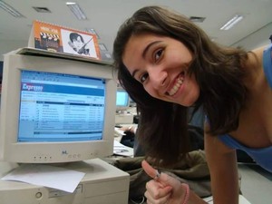 Beatriz quando trabalhava em um jornal impresso em Santos, em 2006 (Foto: Arquivo Pessoal/Beatriz Franco)
