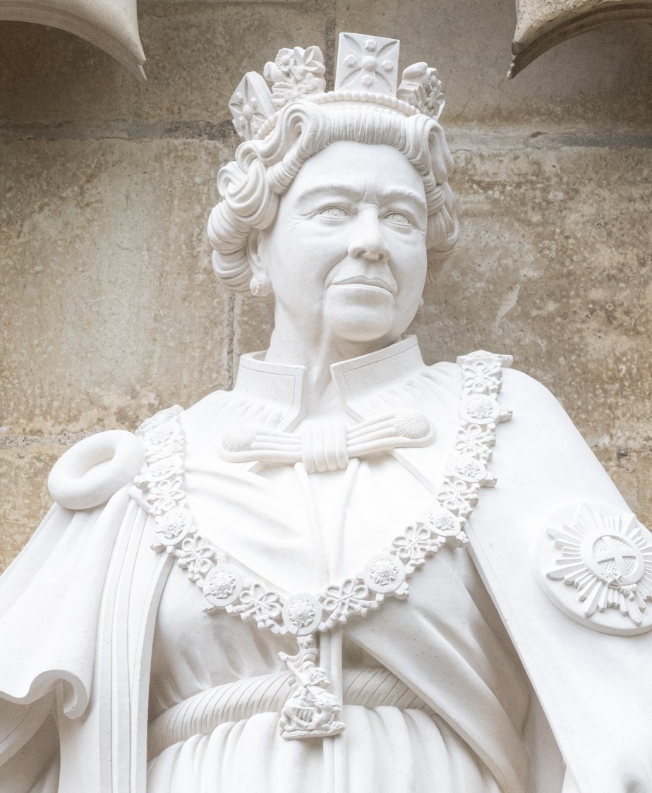 A estátua da rainha Elizabeth II é vista na Catedral de York revelada pelo rei Charles III e Camilla, rainha consorte durante uma visita oficial a Yorkshire em 09 de novembro de 2022 em York, Inglaterra