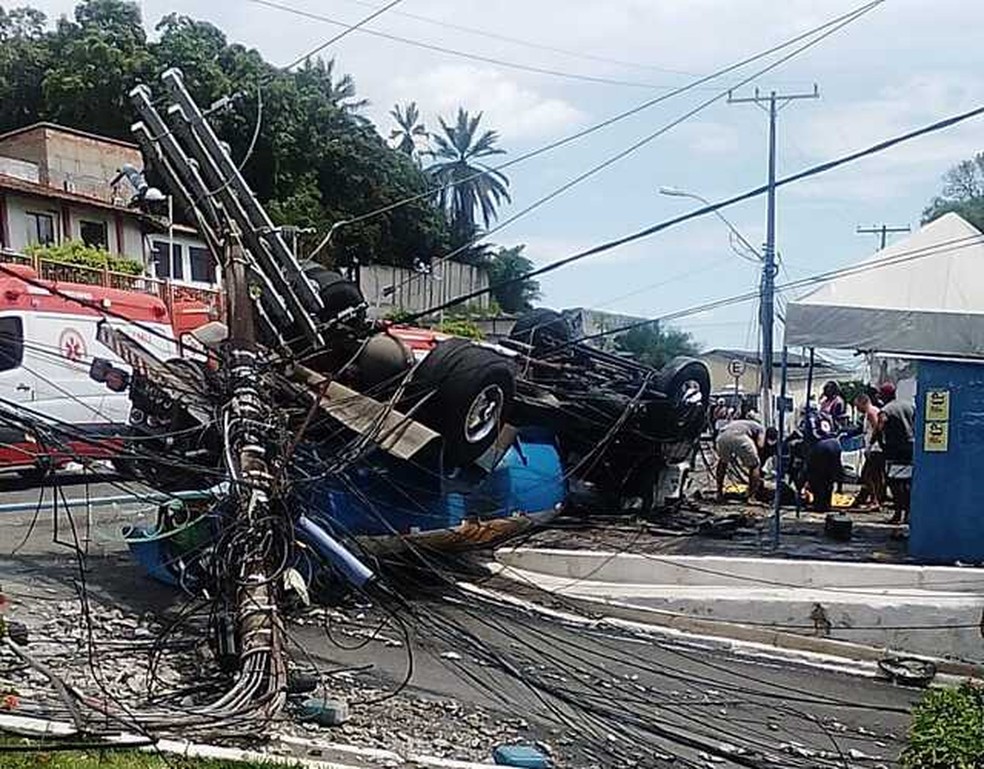 Acidente em S&atilde;o Francisco do Conde deixou motorista ferido &mdash; Foto: Redes sociais