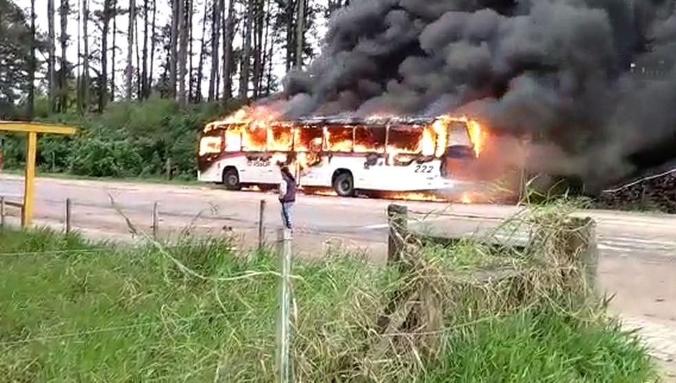 Moradores registraram o momento em que o ônibus pegava fogo, em Guaíba. — Foto: Reprodução