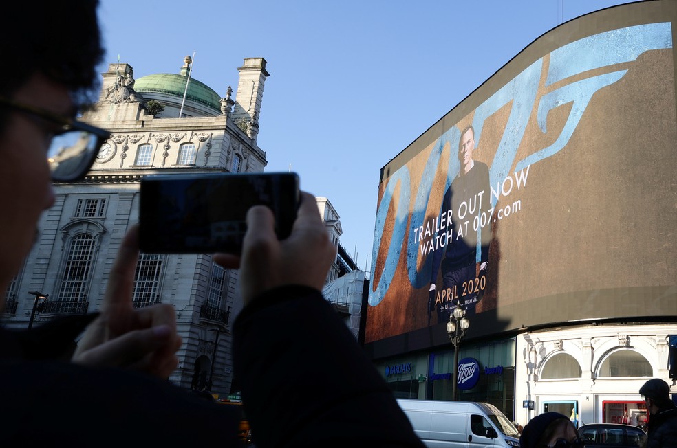 Propaganda de filme da franquia "007" em Londres  — Foto: REUTERS/Lisi Niesner