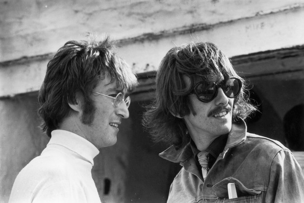 George Harrison (dir) e John Lennon, em 1967 (Foto: Getty Images)
