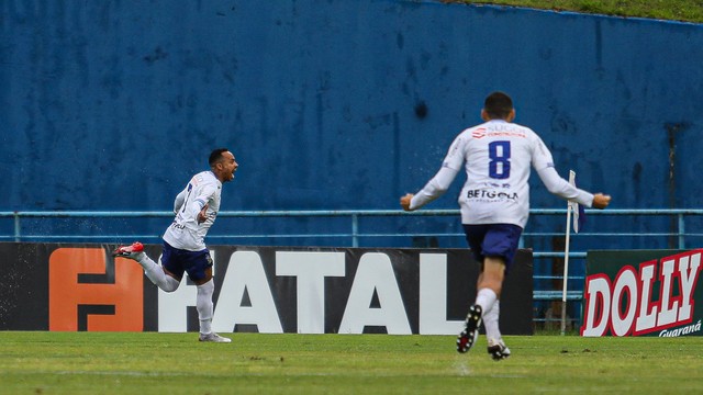 Fernandinho comemora o primeiro gol do Santo André
