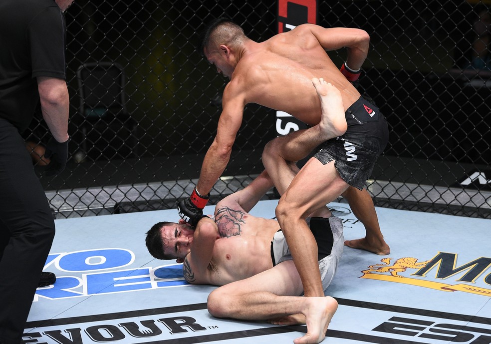 Tyson Nam nocauteou Jerome Rivera no UFC Covington x Woodley — Foto: Getty Images