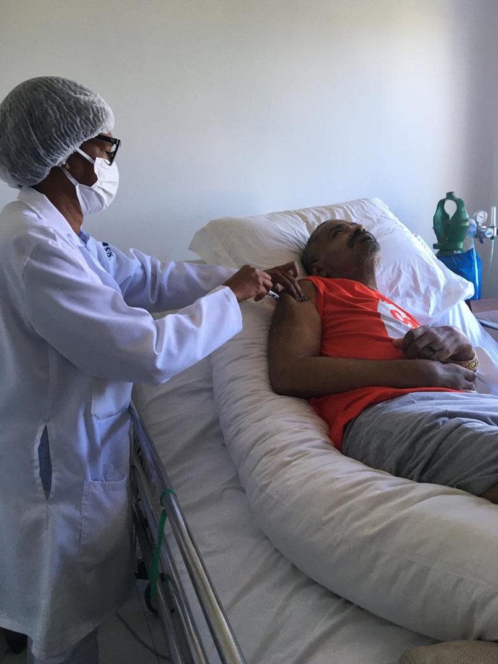 Arlindo Cruz recebe a vacina contra a Covid-19 em casa — Foto: Arquivo Pessoal