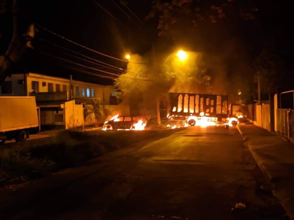 Quadrilha incendiou caminhões e carros para impedir ação da PM em Araraquara — Foto: Redes sociais