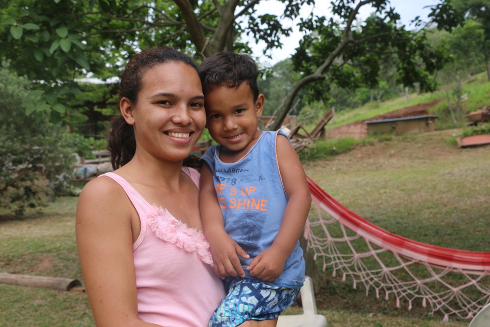 Kimberly, de 22 anos, com o filho Albert JesÃºs DÃ­az, de dois, no colo â€” Foto: Joyce Heurich/G1