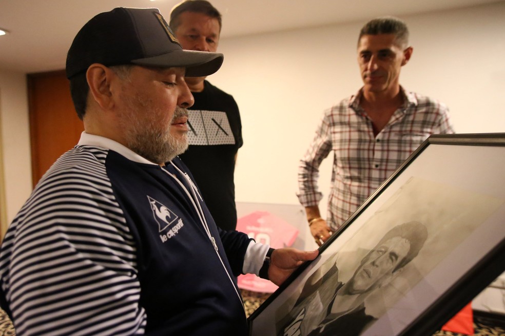 Maradona ganha também uma reprodução em grafite de fotografia dos tempos em Rosário  — Foto: Divulgação Newell's Old Boys