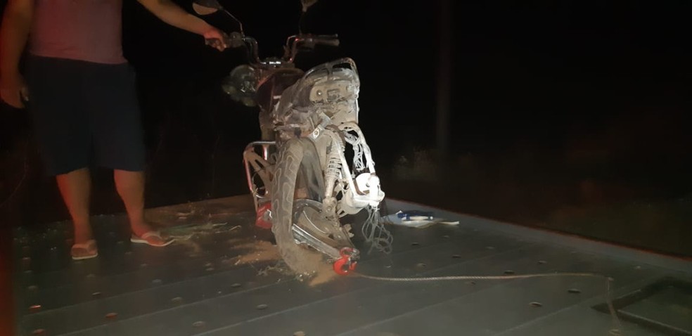 Motocicleta era pilotada por Lázaro Mendes Oliveira, de 26 anos — Foto: Polícia Rodoviária Federal de Mato Grosso/Divulgação