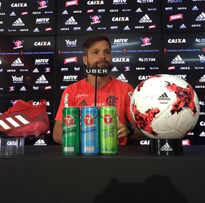 Animado após estreia, Diego rasga elogios a reforços do Fla: “Brilhantes”