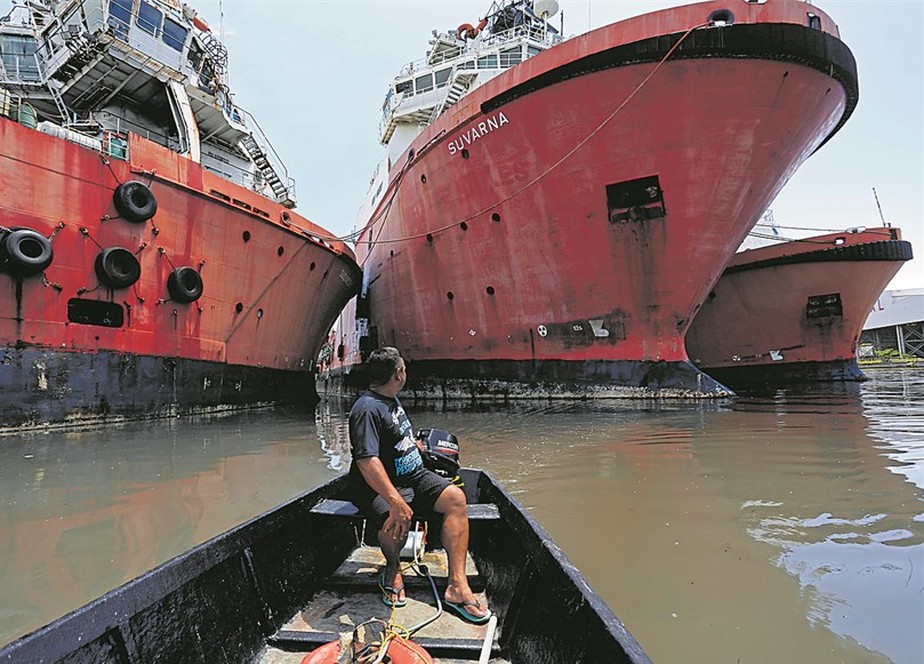 Sucatas de navios na Baía de Guanabara