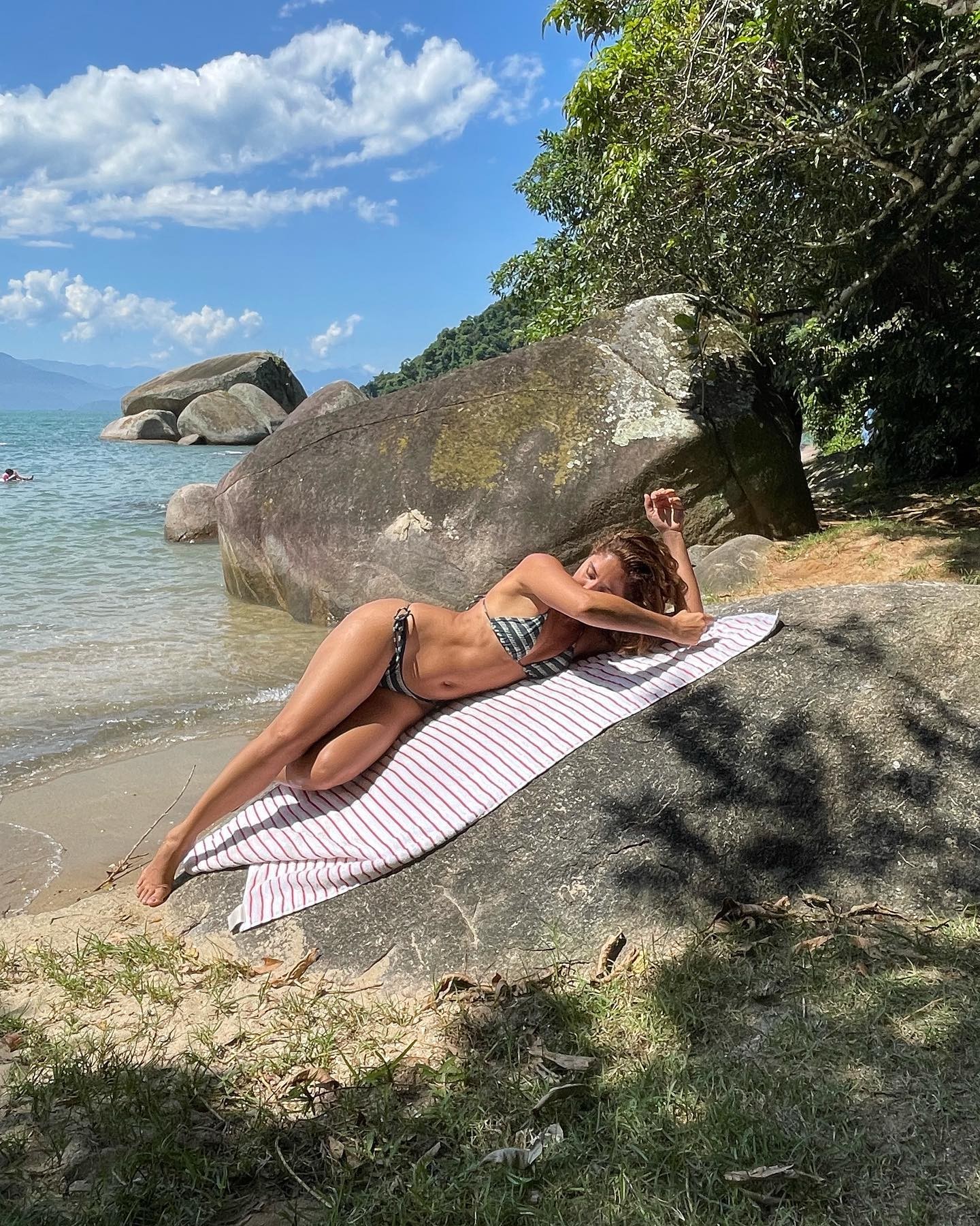 Camila Pitanga surge de biquíni na praia e brinca (Foto: Reprodução/Instagram)