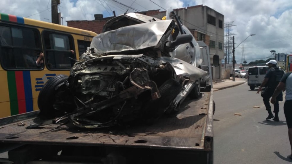 Carro ficou completamente destruído após o acidente na PE-05, no Grande Recife, neste sábado (17) — Foto: Delé Wanderley/TV Globo