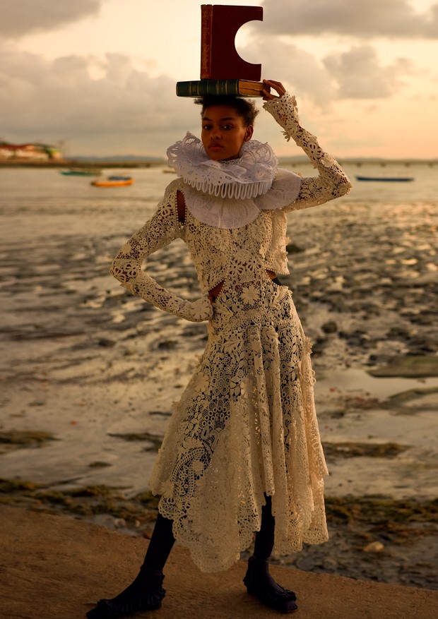 Blésnya Minher clicada com vestido Alexander McQueen para o editorial Bahia de todos os santos. (Foto: Zee Nunes)
