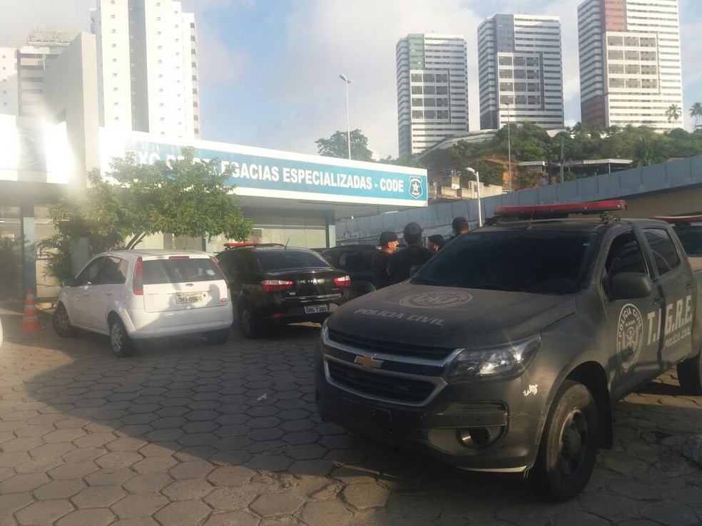 Presos e material apreendido estão sendo levados para o Code (Foto: Heliana Gonçalves/TV Gazeta)