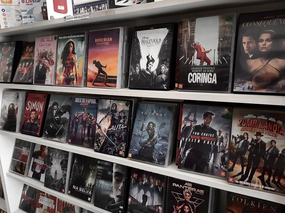 Prateleira com filmes mais recentes na locadora em Santa Branca — Foto: Giovanna Lavecchia/ g1