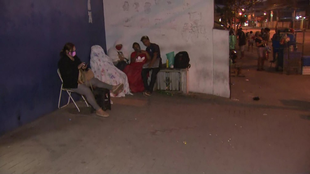 Muitas pessoas 'dormiram' na fila para tentar sacar o benef&iacute;cio em uma ag&ecirc;ncia da Caixa em Bangu &mdash; Foto: TV Globo