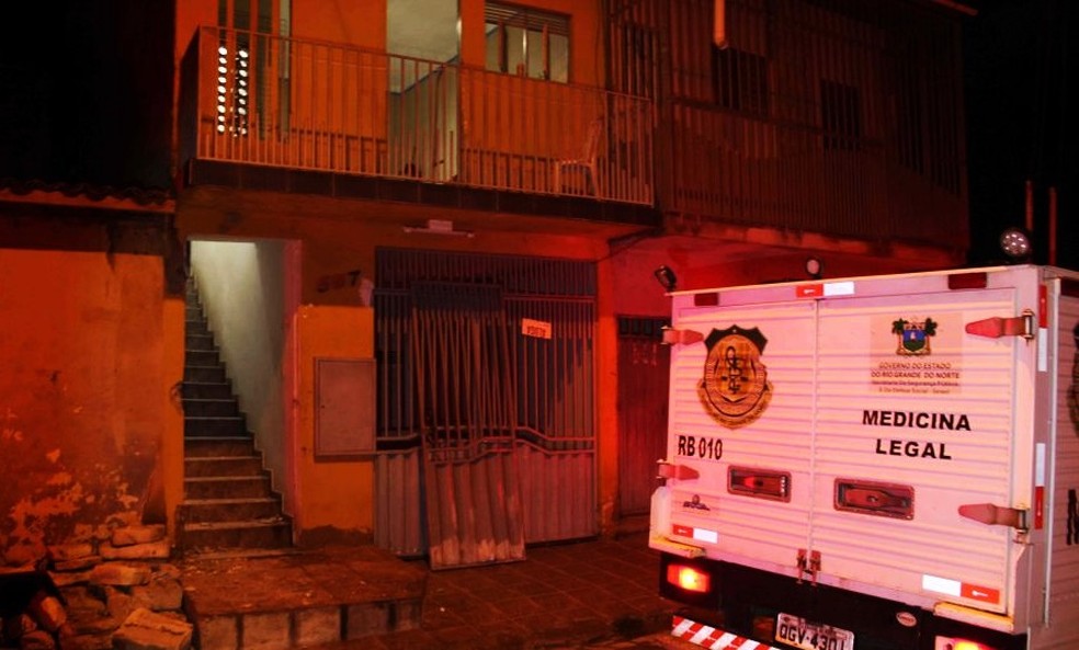 Segundo a Polícia Militar, os assassinos quebraram um portão que dá acesso à residência, que fica no primeiro andar do imóvel, a depois arrombaram a porta da casa — Foto: Marcelino Neto/O Câmera
