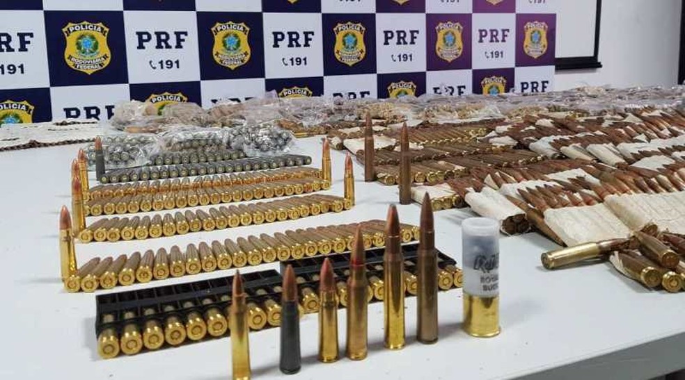 Mulher foi presa na Rodovia Presidente Dutra com mais de 3 mil projéteis para fuzil. — Foto: Divulgação / PRF