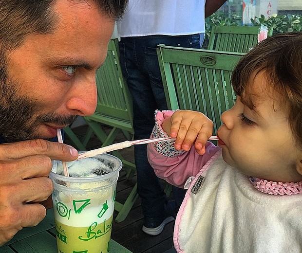 O ator Henri Castelli com a filha (Foto: Reprodução - Instagram)