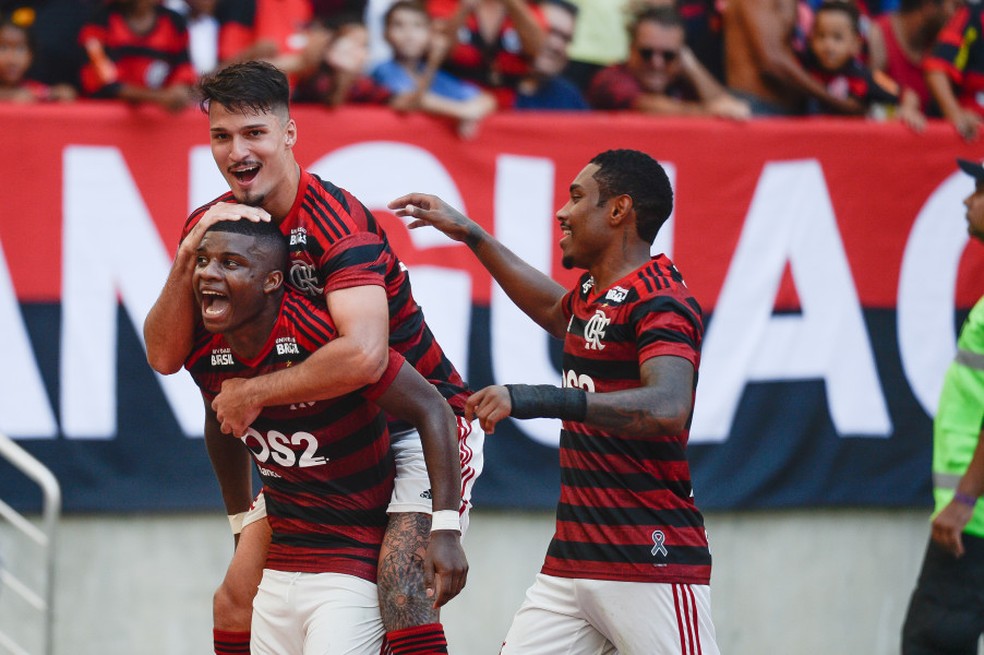 Lincoln, do Flamengo, comemora seu gol contra a Chapecoense com Thuler e Vitinho — Foto: Alexandre Vidal/ Flamengo/ Divulgação