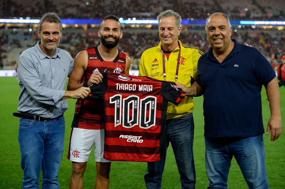 Bruno Spindel, Thaigo Maia, Rodolfo Landim e Marcos Braz em homenagem no Maracan&atilde;. &mdash; Foto: Divulga&ccedil;&atilde;o / Flamengo