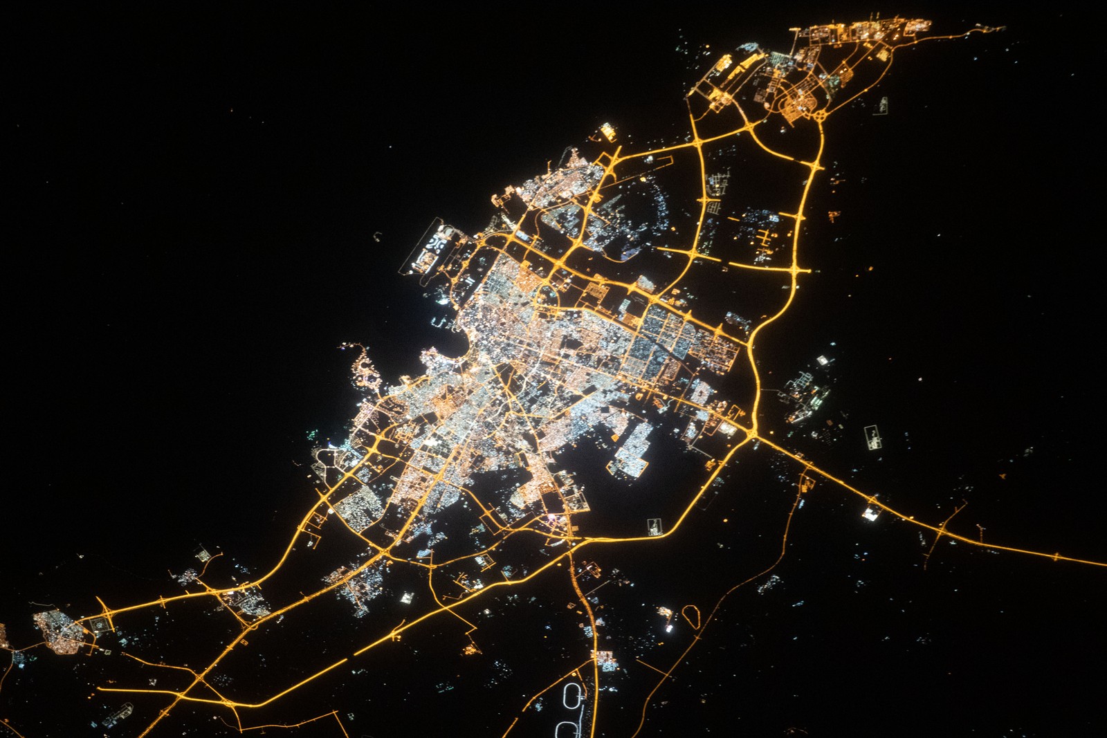 Doha, a capital do Catar, é fotografada da Estação Espacial Internacional enquanto orbitava acima da península Arábica em 25 de março de 2020