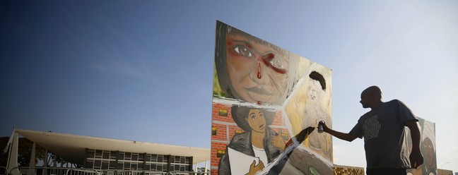 Grupo de artistas urbanos convidados pelo STF, em parceria com o Instituto Justiça e Cidadania, produz ilustrações em grafite em frente à sede do órgão para representar os 200 anos de Independência do Brasil — Foto: Cristiano Mariz / Agência O Globo