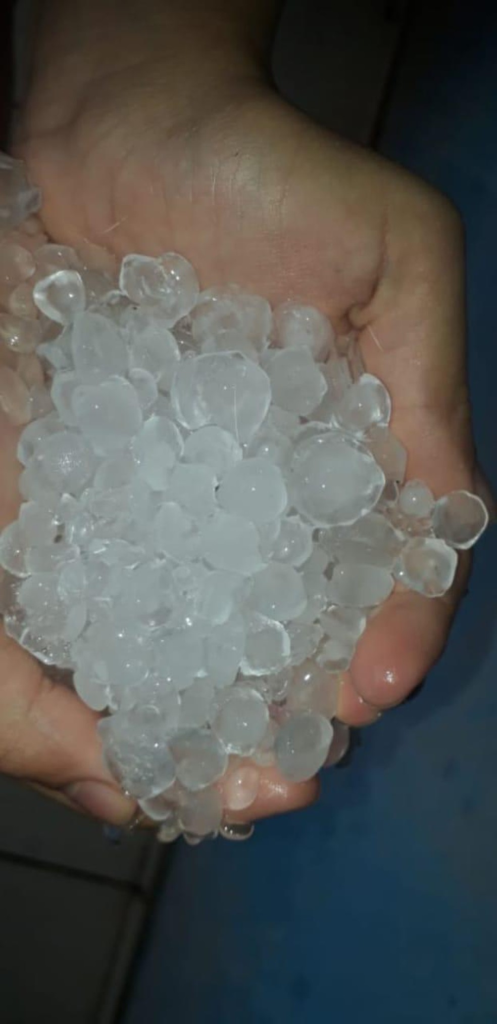 A chuva com granizo caiu durante a tarde e deixou estragos em Lucas do Rio Verde — Foto: Arquivo pessoal