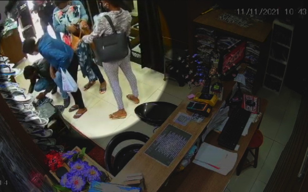 Irmãs são presas suspeitas de série de furtos em lojas, em Águas Lindas de Goiás — Foto: Reprodução/TV Anhanguera