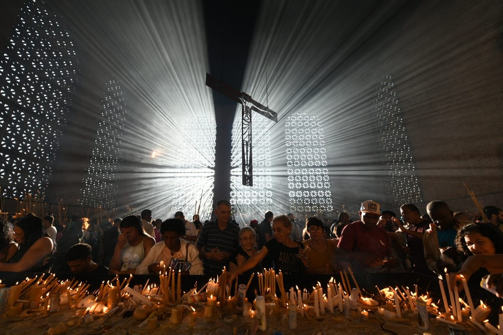 Fieis lotaram Sala das Velas no Santuário Nacional; registro mostra cena antes da pandemia — Foto: Thiago Leon/Santuário Nacional de Aparecida