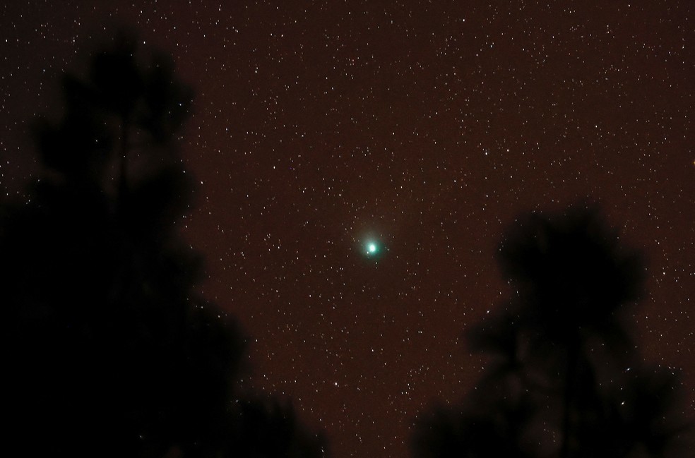 Cometa verde é visto no Pico de las Nieves, uma região montanhosa na lha Gran Canaria, na Espanha. — Foto: REUTERS/Borja Suarez