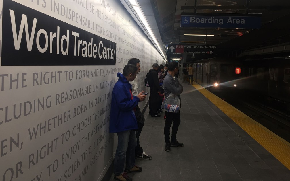 Passageiros aguardam a chegada de trem na estação de metrô World Trade Center - Cortlandt Street, em Nova York, no domingo (9) (Foto: Thomas Urbain/AFP)