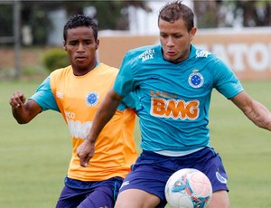 Meia Elber e lateral-esquerdo Everton, do Cruzeiro (Foto: Washington Alves / Vipcomm)