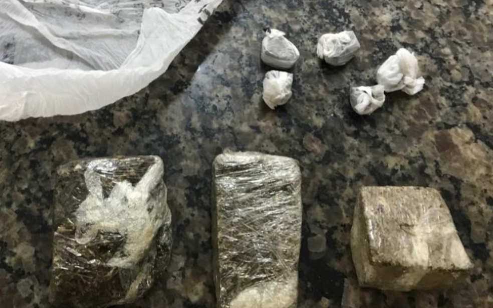 Maconha apreendida com 'vovô do tráfico', de 85 anos  — Foto: Reprodução/PM