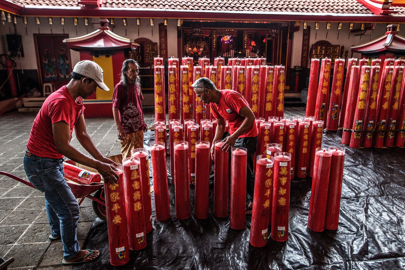 Funcionários do templo montam velas gigantes enviadas por confucionistas no mosteiro de Dhanagun, em Bogor, dois dias antes das celebrações do Ano Novo Chinês.  — Foto: ADITYA AJI / AFP