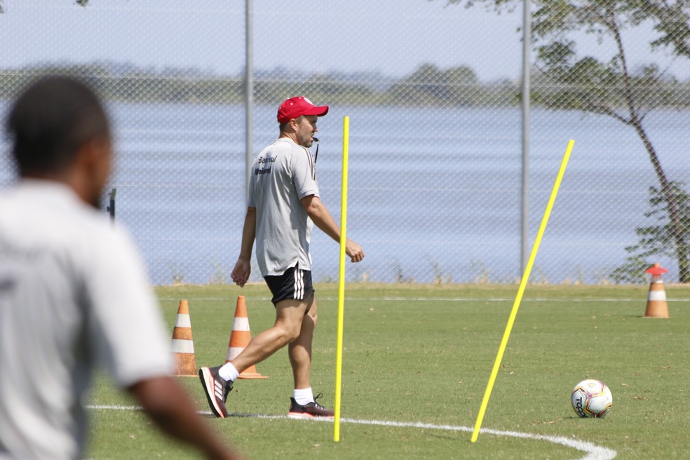 Eduardo Coudet comanda o treino do Inter — Foto: Eduardo Deconto