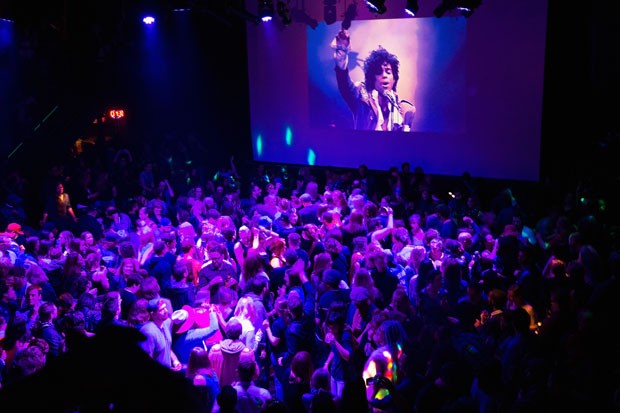 Pantone lança cor em homenagem ao cantor Prince (Foto: Getty Images)