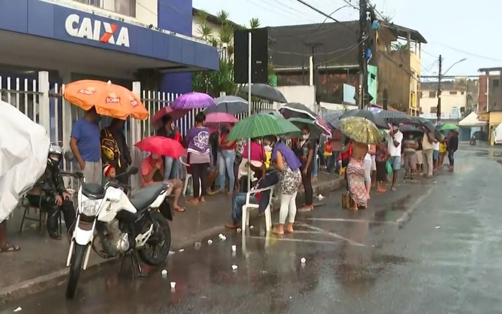 Fila em agência de Periperi, em Salvador — Foto: Reprodução/TV Bahia