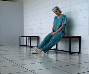 Cirurgiã precisa criar 
coragem para dar triste notícia (Rede Globo)