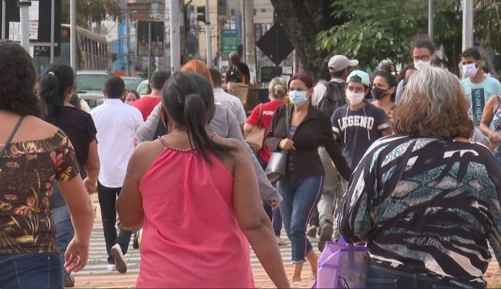 Pedestres em rua do DF, em imagem de arquivo — Foto: TV Globo/Reprodução 