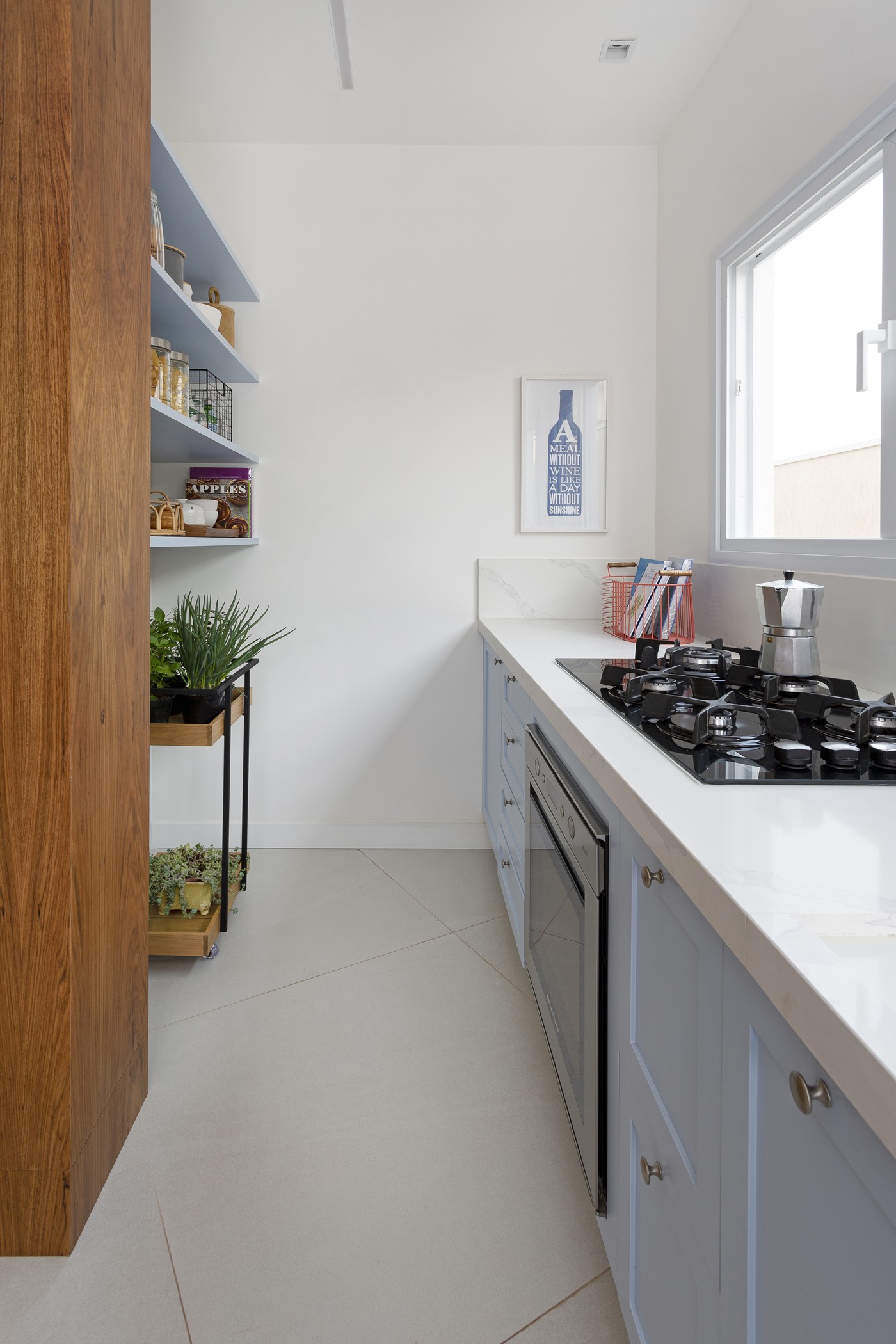 Décor do dia: cozinha aberta tem armários azuis, ilha central e parede de tijolinhos (Foto: Julia Ribeiro)