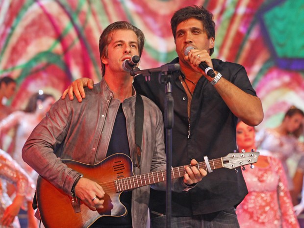 Victor e Leo cantam sucessos como 'Não me perdoei' (Foto: Domingão do Faustão / TV Globo)