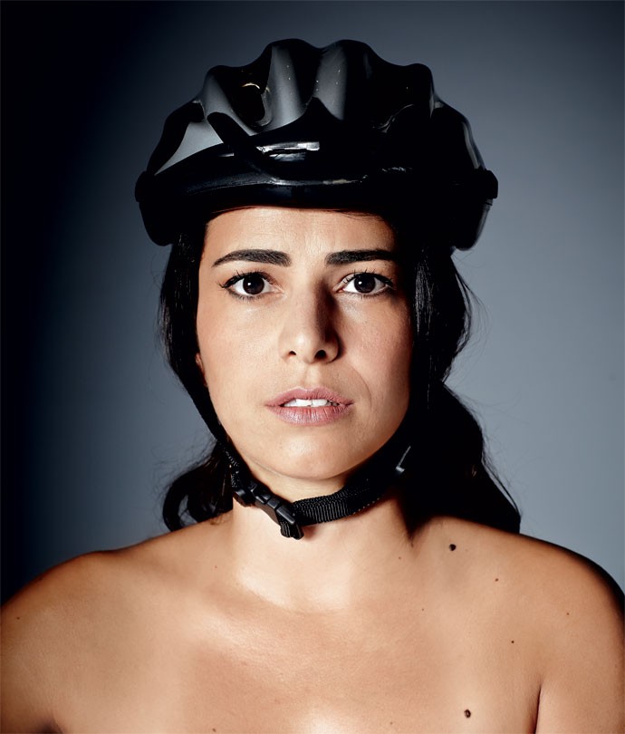Pedalada pelada: Usando apenas um capacete, Evelyn ficou bem à vontade durante o ensaio fotográfico para GALILEU (Foto: Revista Galileu)
