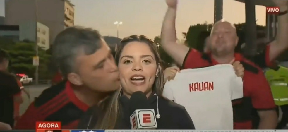 Torcedor do Flamengo beija repórter da ESPN Jéssica Dias — Foto: Reprodução / ESPN
