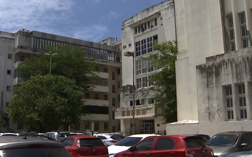 Dois andares do Hospital das ClÃ­nicas, em Salvador, ficam alagados apÃ³s rompimento de tubulaÃ§Ã£o hidrÃ¡ulica â?? Foto: ReproduÃ§Ã£o/TV Bahia