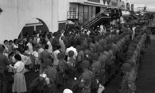 Primeiro contingente do Batalhão de Suez embarca no Aeroporto do Galeão, em janeiro de 1957