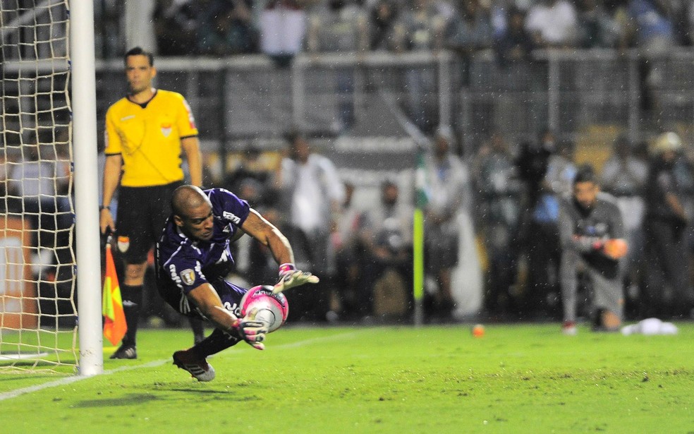 Jailson, que já havia brilhado no primeiro jogo contra o Santos, defende a cobrança de Diogo Vitor e coloca o Palmeiras na final do Paulistão (Foto: Marcos Ribolli)
